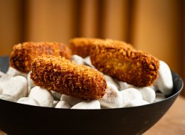 Croquetas presentadas minuciosamente en el Restaurante S'Escar by Colonial