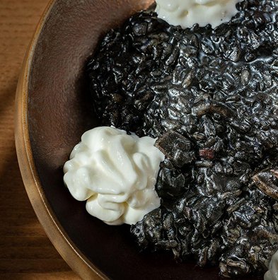 Arroz negro con alioli elaborado en S'Escar by Colonial