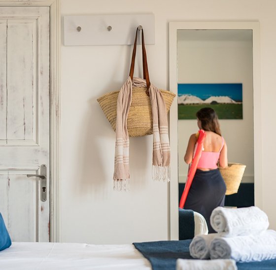 Mujer alojada en una de las habitaciones del Hotel Colonial